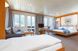 Llit o llits en una habitació de Derby Swiss Quality Hotel