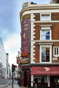 un edificio con un cartello sul lato di St Christopher's Liverpool Street a Londra