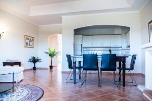 a kitchen and living room with a table and chairs at Colina Verde Resort in Moncarapacho