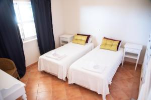 a room with two beds and a window at Colina Verde Resort in Moncarapacho