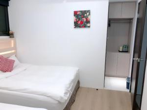 Een bed of bedden in een kamer bij Penghu Little Apple B&B