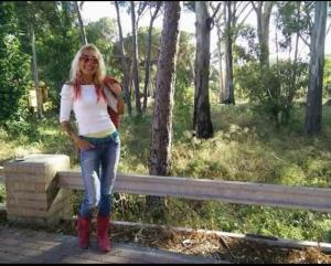 エル・プエルト・デ・サンタマリアにあるCasa Inocencioの公園のベンチに立つ女