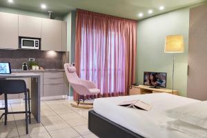 una camera d'albergo con letto e cucina di Residence Leopoldo a Firenze