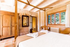 a bedroom with a large bed in a room at Finca Agroturismo Sa Cova den Borino in Campos
