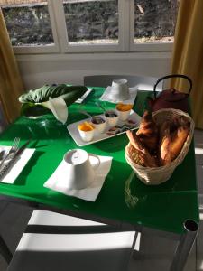 サント・マキシムにあるHotel le Castellamarの緑のテーブル