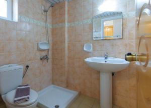 Koupelna v ubytování Dinos Hotel