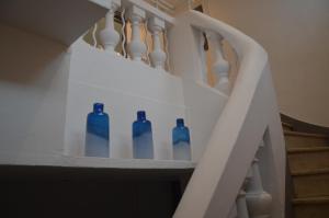 サント・マキシムにあるHotel le Castellamarの階段に座る青い瓶