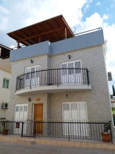 un edificio con balcón en la parte superior en Villa in Universal, en Pafos