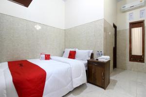 Postel nebo postele na pokoji v ubytování RedDoorz near Museum Gunung Merapi