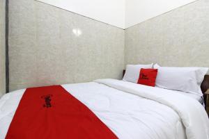 Postel nebo postele na pokoji v ubytování RedDoorz near Museum Gunung Merapi