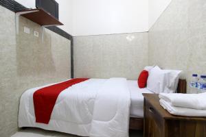 Postel nebo postele na pokoji v ubytování RedDoorz near Museum Gunung Merapi