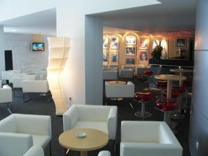 - une salle d'attente avec des tables et des chaises blanches dans l'établissement VIP Executive Azores Hotel, à Ponta Delgada