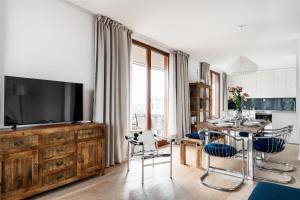 Televízia a/alebo spoločenská miestnosť v ubytovaní Penthouse Uptown - LoftAffair