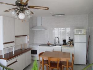 庫比加羅克的住宿－Périgord Curiosités，厨房配有桌子和白色冰箱。