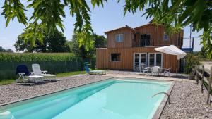 uma piscina em frente a uma casa em Périgord Curiosités em Coux-et-Bigaroque