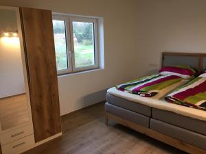 Postel nebo postele na pokoji v ubytování Ferienwohung Hirsch + 12 fotografií