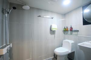 La salle de bains est pourvue de toilettes et d'un lavabo. dans l'établissement Vitamin Hotel, à Busan