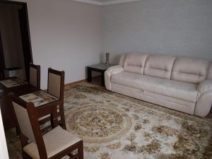 - un salon avec un canapé et une table dans l'établissement готель Біля фонтану, à Vinnytsia
