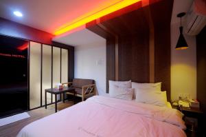 Ένα ή περισσότερα κρεβάτια σε δωμάτιο στο Vitamin Hotel