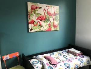 Schlafzimmer mit einem Bett mit Wandgemälde in der Unterkunft Chambre indépendante avec SDB-Terrasse privative. Centre ville in Nîmes