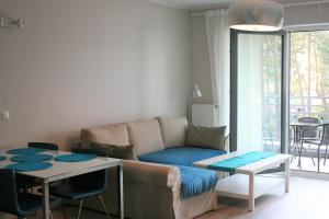 Heaven Apartament في بوغورزيلكا: غرفة معيشة مع أريكة وطاولة