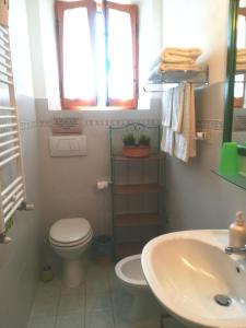 een badkamer met een toilet en een wastafel bij "IL CASALE DEI GIRASOLI" Country House in Capalbio in Capalbio