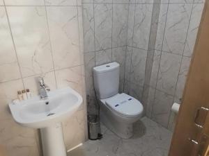 A bathroom at Zengin City Hotel