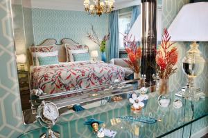 a bedroom with a bed and a large mirror at Hotel Estheréa in Amsterdam