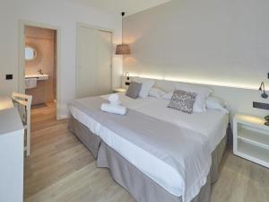 Postel nebo postele na pokoji v ubytování Paguera Treff Boutique Hotel
