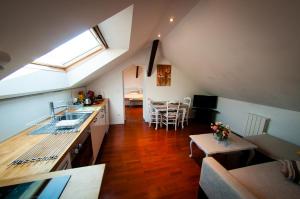 een keuken en een woonkamer met een wastafel en een tafel bij Le Massilia comble in Vichy
