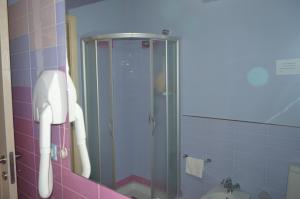 レイタニにあるFVD Appartamentiのバスルーム(シャワー、壁掛け電話付)