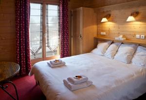 Postel nebo postele na pokoji v ubytování Hôtel L'Accroche Coeur