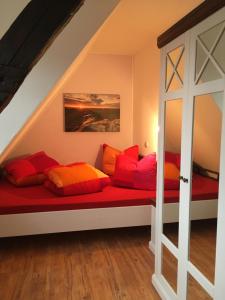 Ferienhaus Harzinsel房間的床