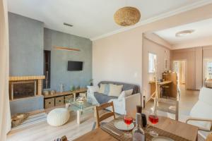 sala de estar con sofá y chimenea en 100m2 Luxury Apartment in the Heart of Athens - Living Stone Emerald en Athens
