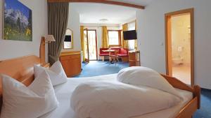 Uma cama ou camas num quarto em Hotel Trenker