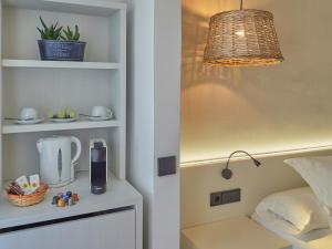 Příslušenství pro přípravu čaje a kávy v ubytování Paguera Treff Boutique Hotel