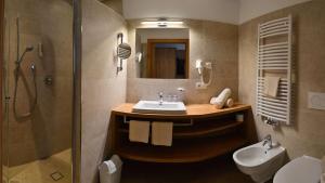 Uma casa de banho em Hotel Trenker