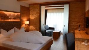 Uma área de estar em Hotel Trenker