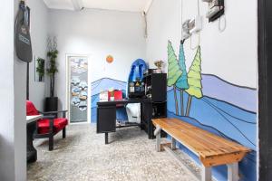 Μια τηλεόραση ή/και κέντρο ψυχαγωγίας στο RedDoorz near Graha Saba UGM +14 φωτογραφίες
