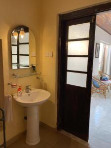 A bathroom at Airy Dale Villa and Guesthouse
