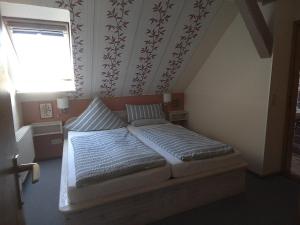 Un pat sau paturi într-o cameră la Gästehaus Hemmerdeich-alte Schule