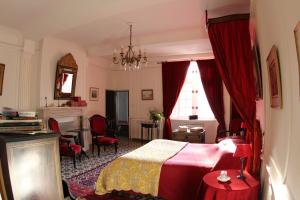 1 dormitorio con 1 cama y sala de estar en Chateau de Flottemanville, en Flottemanville