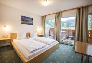 Postel nebo postele na pokoji v ubytování Familienhotel Botenwirt