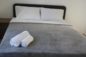 Кровать или кровати в номере Suluca Homes