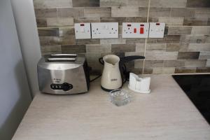 Příslušenství pro přípravu čaje a kávy v ubytování Suluca Homes
