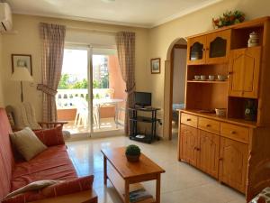 Televízia a/alebo spoločenská miestnosť v ubytovaní Apartamentos Arenales Del Sol III