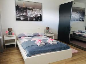 a bedroom with a bed with towels on it at NEU! TOP Apartment! 7km Saarbruecken! Terrasse, Garten! in Sulzbach