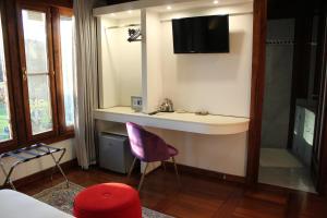 een badkamer met een wastafel en een tv aan de muur bij B&B Villa Sbaraglia in Alatri