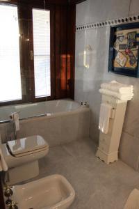 een badkamer met een bad, een toilet en een wastafel bij B&B Villa Sbaraglia in Alatri
