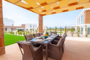 een eettafel en stoelen op een patio bij Coral Elite Residences in Coral Bay